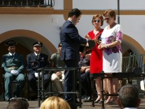 El Alcalde entregando la Medalla